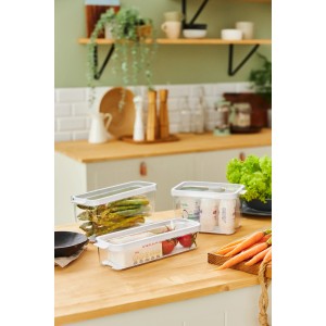 Organizzatore frigo Rotho Cauma 2 l bianco con verdure e alimenti nel sistema di ordine cucina.