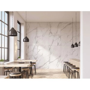Pièce lumineuse avec carrelage de sol Eurostone Statuario Classic aspect marbre, blanc, 60x60 cm.