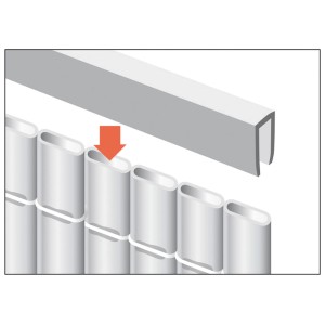 Gros plan : profilé en U fixé à un écran d’intimité blanc Rügen.