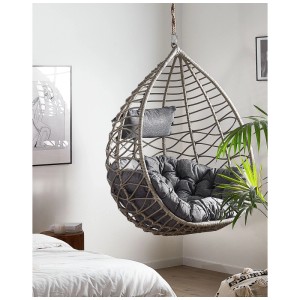 Sedia sospesa grigia Beliani Arsita in polyrattan con cuscini per interni.