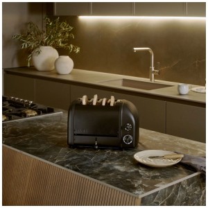 Tostapane Dualit Classic nero a 4 fette in una cucina moderna con pane.
