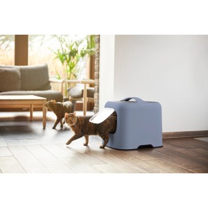 Litière pour chat Rotho Biala bleue avec un chat sortant des toilettes.