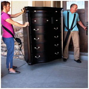 Personnes transportant une commode avec une sangle de transport Nielsen (capacité de charge 270 kg).
