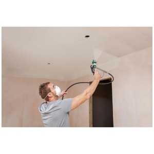 Uomo che dipinge il soffitto con lo spruzzatore Airless Control Pro 250 M.