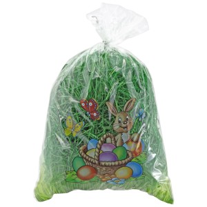 Grünes Ostergras aus Holzwolle im Beutel mit Osterhase, bunten Eiern und Schmetterlingen. Für Osterdeko.