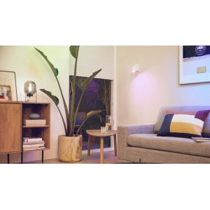 Riflettore Philips Smart LED GU10 in scena di soggiorno con illuminazione colorata.