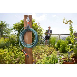 Gardena City Gardening tubo a spirale da 7,5 m con supporto su rubinetto in terrazza.