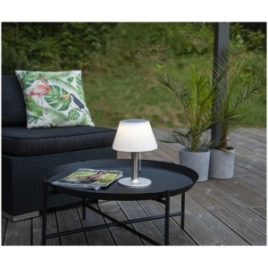 Weiße Star Trading Solar-Laterne Solia mit warmweißem Licht auf einem Gartentisch.