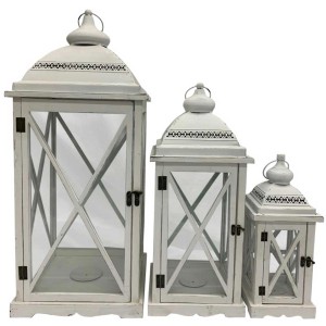 Ensemble de lanternes en bois avec toit en métal, blanches, en trois tailles. Lanternes de jardin décoratives pour bougies.
