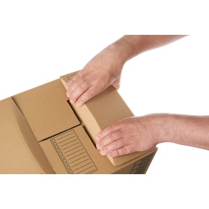 Carton de déménagement marron (37 l) fermé par des mains. Pratique pour les déménagements et le stockage.