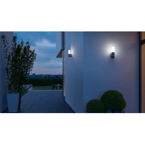 Applique murale extérieure LED anthracite Steinel L 605 S avec détecteur de mouvement sur un mur de maison.