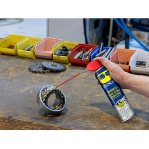 Application de graisse en spray WD-40 Specialist pour lubrifier un roulement à billes.