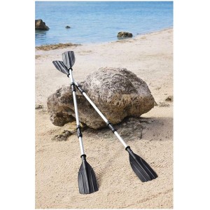 Set de pagaies combinées Bestway Hydro-Force, 2 pièces, sur plage de sable devant la mer. Pagaies pour bateaux pneumatiques et canoës.