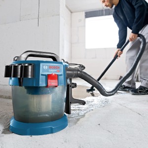 Aspirateur industriel sans fil Bosch Professional GAS 18V-10 L en utilisation sur un chantier.