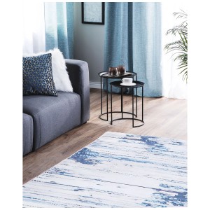 Tapis bleu à poils courts Burdur 160x230 cm avec motif moderne dans le salon.