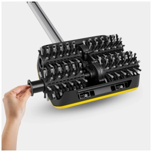 Nettoyeur de terrasse Kärcher PCL 6 avec brosses rotatives et raccord d'eau.