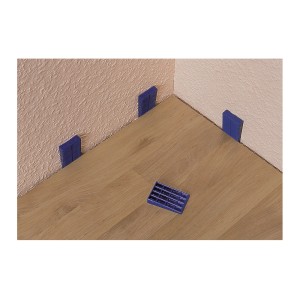 Cales en plastique LUX Classic en utilisation : Entretoises pour pose de sol, couleur bleue.