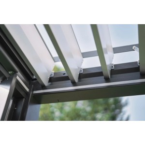 Dettaglio delle lamelle di una pergola Biohort color quarzo-argento per terrazzi.