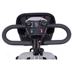 Gros plan sur le guidon du scooter électrique Easy argenté avec panier et commandes.
