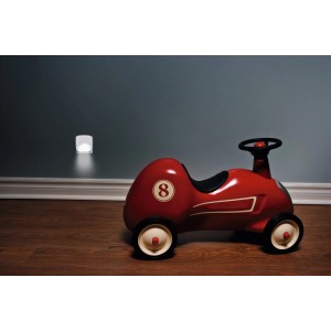 Luce notturna a LED Osram Lunetta Wave a parete, accanto all'auto cavalcabile rossa per bambini.