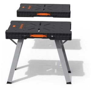 Établi pliant en plastique noir avec pieds en métal. Table de travail compacte pour bricoleurs et professionnels.