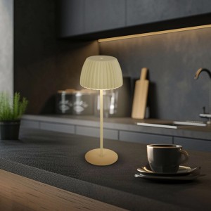 Lampada da tavolo a batteria Brilo Riffle dimmerabile verde lime con funzione touch su piano cucina.