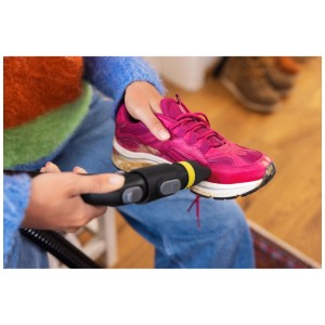 Kärcher Shoe!Cleaner en utilisation : chaussure rose nettoyée avec l'appareil de nettoyage.