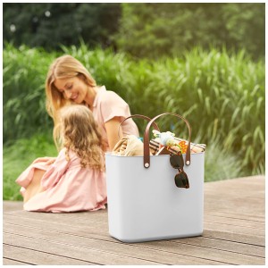 Rotho Multibag Albula Style in bianco vischio, 25 l, con manici marroni e contenuto, all'aperto.
