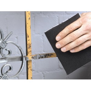 Papier abrasif pour métal LUX K40 utilisé sur une grille métallique.