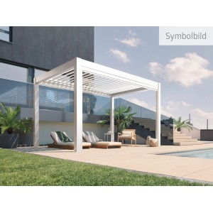 Pergola Biohort bianca 4,5x3,5m come copertura per patio con lamelle e mobili da giardino.