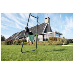 Bambino appeso a testa in giù alla sbarra ginnastica Exit GetSet (attrezzatura sportiva e fitness) in giardino.