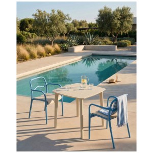 Set sedie da giardino Beliani Thasos: Due sedie blu in polipropilene con tavolo chiaro a bordo piscina. Impilabili, resistenti.