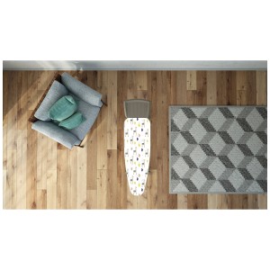 Housse de table à repasser Lama taille S avec motif lama sur planche à repasser dans une pièce.