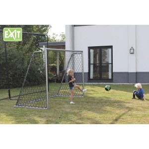 Porta da calcio EXIT Scala in alluminio 500x200 cm in giardino con bambini che giocano.