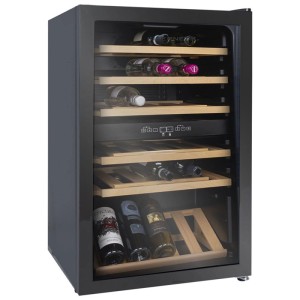 Schwarzer Kibernetik Weinklimaschrank WKH39D mit Glastür, Holzregalen und Weinflaschen. Zwei Temperaturzonen für 37 Flaschen.