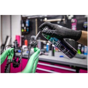 Application : Le nettoyant pour freins à disque Muc-Off est pulvérisé sur un frein de vélo.