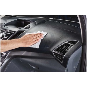 Anwendung: Sonax Kunststoffpflege Tücher reinigen Armaturen im Auto.