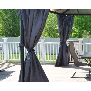Set di tende Palram per gazebo Milano/Martinique, tende in tessuto grigio legate al palo del gazebo.