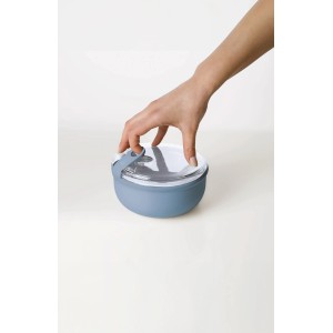 Contenitore rotondo blu Rotho Ela (0,75 l) con coperchio trasparente chiuso a mano.