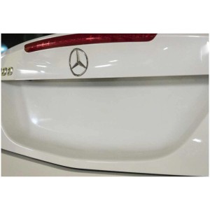 Auto bianco con portatarga Cartrend NoFrame senza cornice.