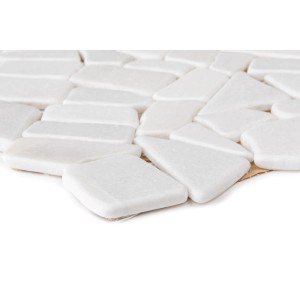 Euro Stone Mosaïque Carrara Polygonal Blanc, vue détaillée des carreaux de mosaïque en marbre.