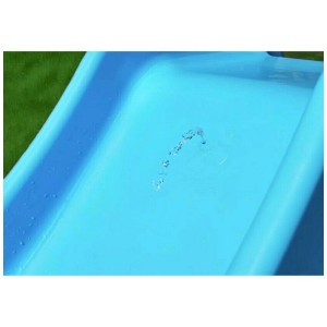Dettaglio: Scivolo blu Starplast Wavy con attacco per l'acqua in giardino.