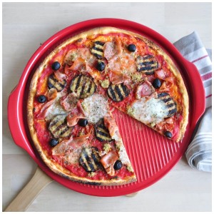 Roter Emile Henry Pizzastein gerillt mit Pizza, Ø 37 cm. Ideal für knusprige Pizza vom Grill.