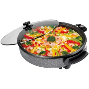Padella per feste Clatronic PP 2914 con coperchio in vetro e piatto preparato.