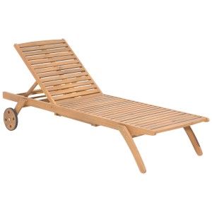 Lettino prendisole Beliani Cesana marrone in legno di acacia con ruote e schienale regolabile.