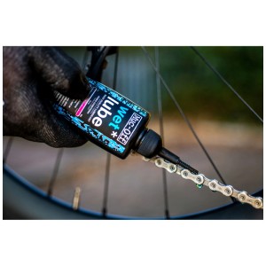Muc-Off Kettenöl für Nässe, 50ml, wird auf eine Fahrradkette aufgetragen.