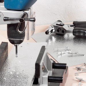 Punta per rivetti LUX 2,5 mm in uso con pinza rivetti e pezzi.
