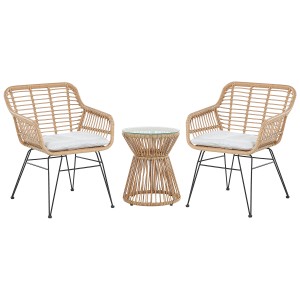 Set bistro Trestina in rattan marrone chiaro con tavolo e due sedie con cuscini.