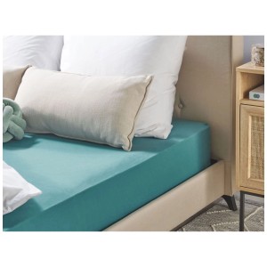 Drap-housse turquoise Beliani Hofuf en coton, 160x200 cm, sur un lit.