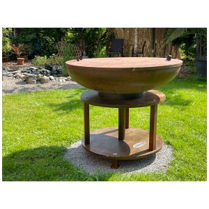Brasero grill en acier Sonnenkönig Wikne avec couvercle et rangement bois dans le jardin.